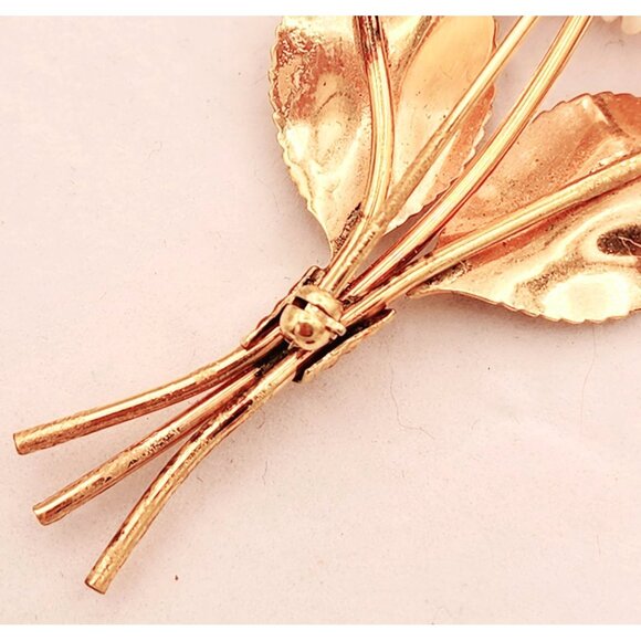 Exquisitely Detailed Vintage Creamy Celluloid Rose Brooch With Gold Tone Leaves - Picture 5 of 6